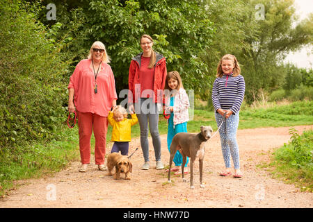 Famiglia cani a piedi su sterrato Foto Stock