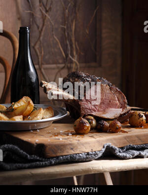 Arrosto di vitello al forno con patate arrosto e cipolle Foto Stock