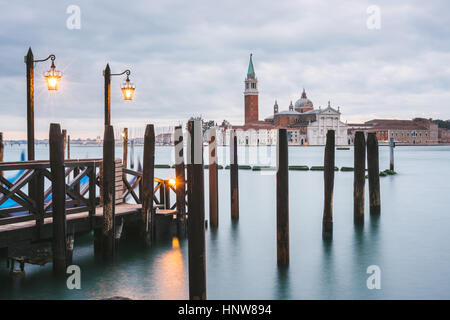 Pier in Grand Canal San Giorgio Maggiore isola in background, Venezia, Italia Foto Stock