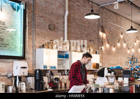 Barista preparazione di caffè nella caffetteria Foto Stock