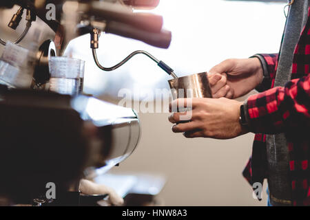 Barista preparazione di caffè nella caffetteria Foto Stock