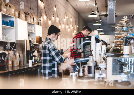 Barista preparazione di caffè nella caffetteria Foto Stock