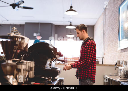 Barista preparazione di caffè nella caffetteria Foto Stock