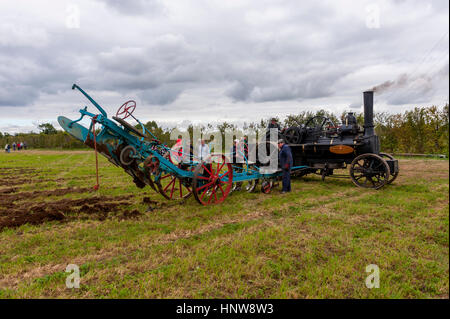 Due motori di trazione a dare una dimostrazione di aratura in un match di aratura a Cliffe vicino a Gravesend Kent. Foto Stock