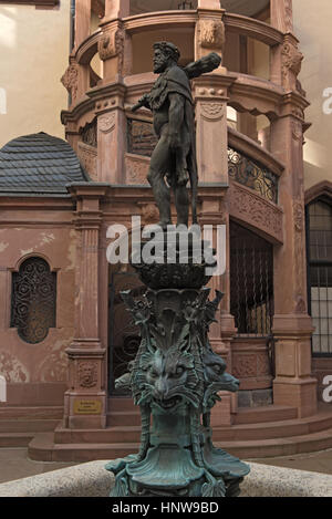 Hercules fontana nel cortile del Municipio Roemer, Francoforte, Germania Foto Stock