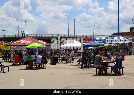 Tavoli esterni a 2016 Mudbug Madness Festival a Shreveport, Louisiana Foto Stock