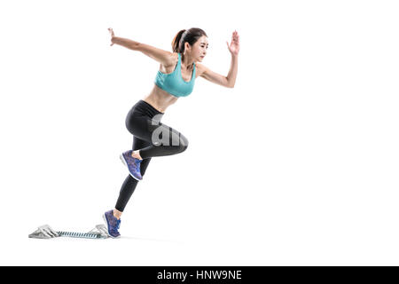 Vista laterale di atleta femminile in esecuzione Foto Stock