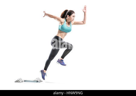 Vista laterale di atleta femminile in esecuzione Foto Stock