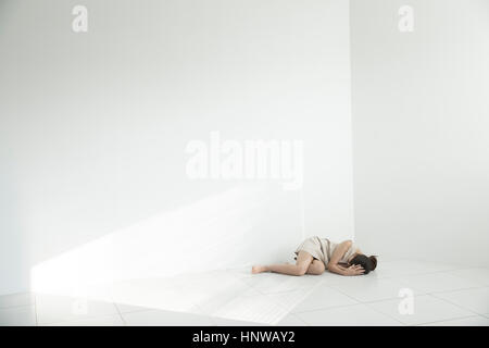 Giovane donna premuto sdraiato Foto Stock