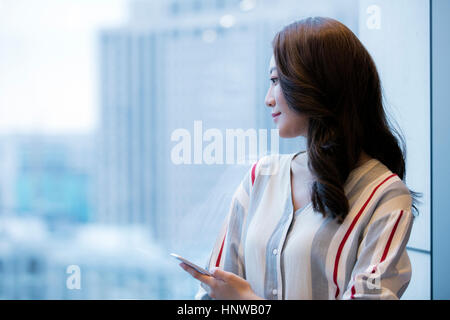 Vista laterale Ritratto di giovane donna Foto Stock