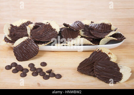 Ricoperta di cioccolato Potato Chips. Dolce e salato. Il valore di FAD o trend. Foto Stock