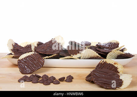 Ricoperta di cioccolato Potato Chips. Dolce e salato. Il valore di FAD o trend. Foto Stock