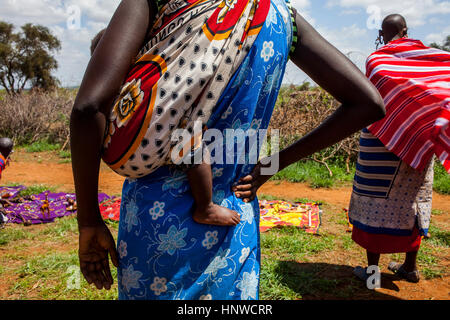 Le donne Masai, il mercato nel villaggio Siana,Chyulu Hills National Park, Kenya Foto Stock