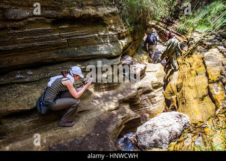 Gli escursionisti in gola, Hells Gate National Park in Kenya Foto Stock