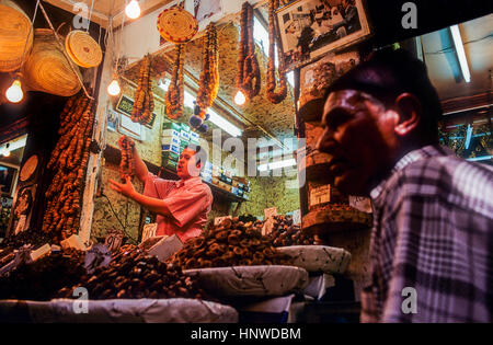 Venditore di fig o figure, Medina, sito Patrimonio Mondiale dell'UNESCO, Fez, in Marocco, Africa. Foto Stock