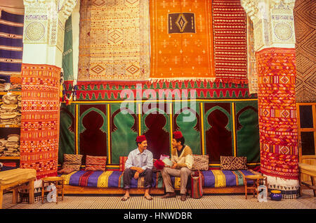 Negozio di tappeti, souvenir. Medina, sito Patrimonio Mondiale dell'UNESCO, Fez, in Marocco, Africa. Foto Stock