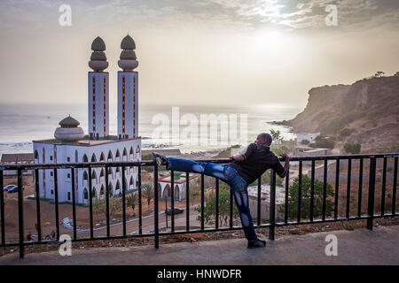 L'uomo facendo esercizio, sport. Nella moschea di sfondo de la Divinité (Moschea della divinità), Dakar, Senegal Foto Stock