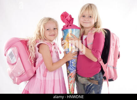 Modello di rilascio, Schulanfaenger mit Schultuete - i bambini della scuola di avviamento Foto Stock