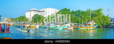 NEGOMBO, SRI LANKA - Novembre 25, 2016: Panorama della laguna con numerose barche da pesca ormeggiate presso la riva, il 25 novembre a Negombo. Foto Stock