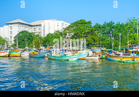 NEGOMBO, SRI LANKA - Novembre 25, 2016: la laguna è occupato luogo di pesca, qui si trova il porto, i mercati, le spiagge e i quartieri residenziali, sul n. Foto Stock