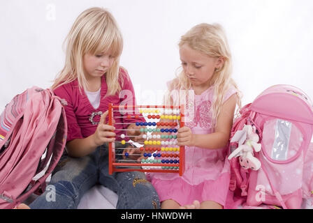 Modello di rilascio, Zwei Schulmaedchen mit Abakus - due studentesse con abacus Foto Stock