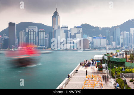 Hong Kong - febbraio 20: sfocato giunca cinese vela da Tsim Sha Tsui Promenade su 20 Febbraio, 2014. Foto Stock