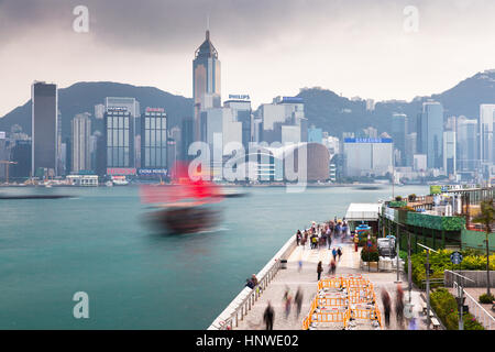 Hong Kong - febbraio 20: sfocato giunca cinese vela da Tsim Sha Tsui Promenade su 20 Febbraio, 2014. Foto Stock