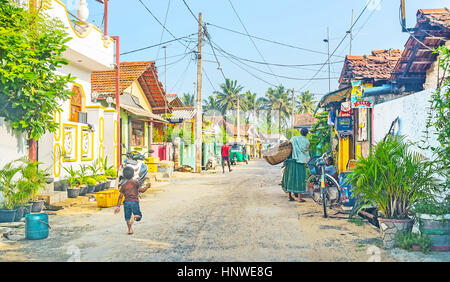 NEGOMBO, SRI LANKA - Novembre 25, 2016: la vita misurata del tranquillo quartiere di pesca, situato nella vecchia fortezza, accanto alla laguna e il porto di pesca, o Foto Stock