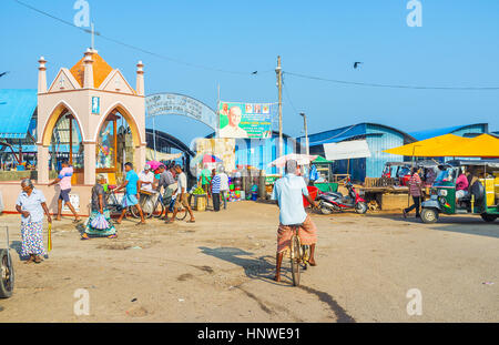 NEGOMBO, SRI LANKA - Novembre 25, 2016: l'ingresso principale mercato del pesce, sempre affollato e rumoroso, il 25 novembre a Negombo. Foto Stock