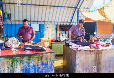 NEGOMBO, SRI LANKA - Novembre 25, 2016: Il processo di taglio di tonno presso il principale mercato del pesce, il 25 novembre a Negombo. Foto Stock