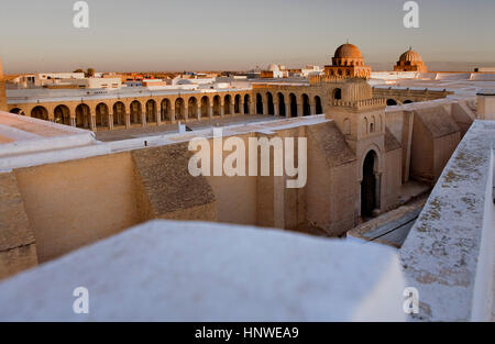 Tunez: Kairouan.La Grande Moschea. La moschea fondata da Sidi Uqba nel VI secolo è il più antico luogo di preghiera in Nord Africa Foto Stock