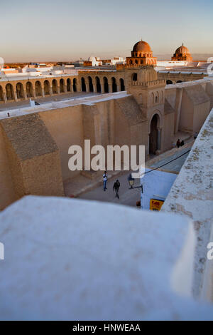 Tunez: Kairouan.La Grande Moschea e Rue Ibrahim. La moschea fondata da Sidi Uqba nel VI secolo è il più antico luogo di preghiera in Nord Africa Foto Stock