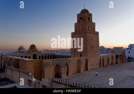 Tunez: Kairouan.La Grande Moschea. La moschea fondata da Sidi Uqba nel VI secolo è il più antico luogo di preghiera in Nord Africa Foto Stock