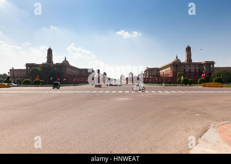 Delhi, India - 17 Settembre 2014: strada vuota nella parte anteriore del Delhi edifici governativi il 17 settembre 2014, Delhi, India. Foto Stock