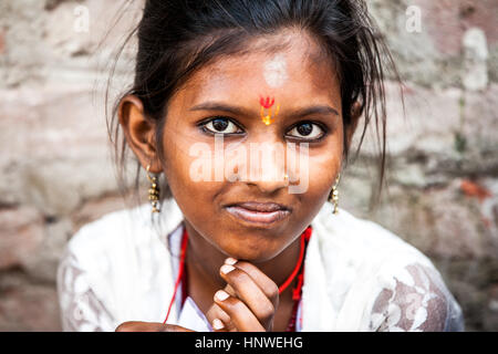 Rishikesh, India - 23 Settembre 2014: Il ritratto di sorridente ragazza indiana sulla strada a 23 Settembre 2014 a Rishikesh, India Foto Stock