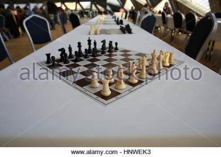 Un set di scacchi su un tavolo prima di un concorso con figure bianche in primo piano Foto Stock