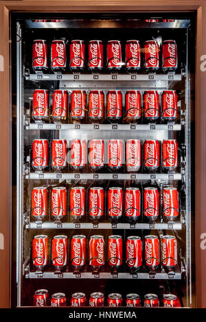 Distributore automatico pieno di coca-cola lattine a Mosca, Russia Foto Stock