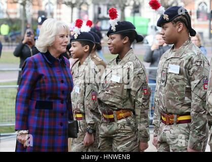 La duchessa di Cornovaglia ispeziona un esercito Cadet della Guardia d'onore durante la sua visita con il Principe di Galles al nero archivi culturali (C.A.), in Brixton, a sud di Londra. Foto Stock