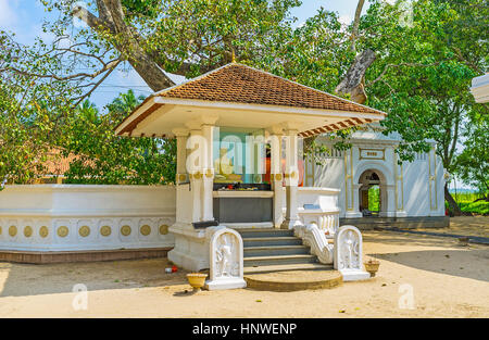 Il tragitto per il santuario a Bo Tree di Thaniwalla Devalaya Tempio decorate con pietra di luna e Nagaraja guardstones fro entrambi i lati delle fasi, Madampe, Foto Stock