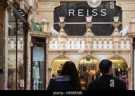 Reiss moda abbigliamento di marca store all'interno del splendidamente ornate Victoria Quarter in Leeds City Centre, Foto Stock