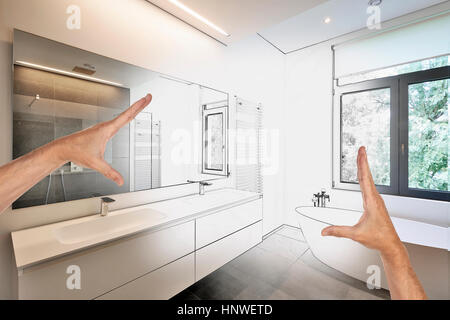 Previsto il restauro di un lusso moderno bagno vasca in corian, rubinetto e doccia in bagno rivestito di piastrelle con windows verso il giardino Foto Stock