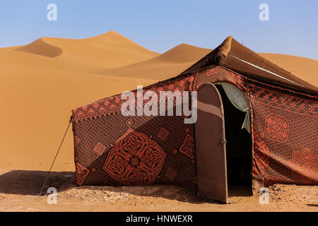 Paesaggio del deserto marocchino. Sahara al confine con l'Algeria. Una tenda nel deserto Foto Stock