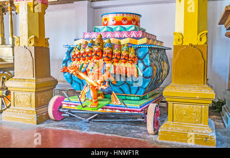 MUNNESWARAM, SRI LANKA - Novembre 25, 2016: il festival carrello in Munneswaram Kovil con la scultura di nove-guidato Ravana, tenendo il decimo capo nel suo Foto Stock