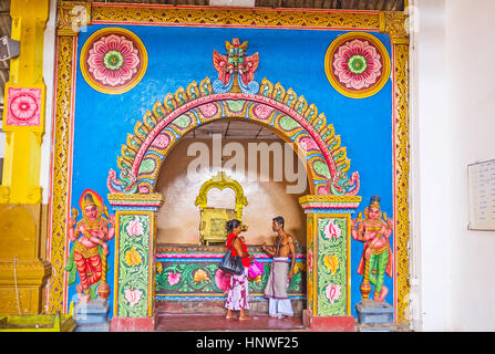 MUNNESWARAM, SRI LANKA - Novembre 25, 2016: il coloratissimo altare in Munneswaram Kovil decorata con motivi floreali e rilievi, il 25 novembre a Munn Foto Stock