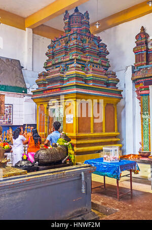 MUNNESWARAM, SRI LANKA - Novembre 25, 2016: il colorato santuario nel tempio di Shiva di Munneswaram Kovil, decorato con bassorilievi e sottili modelli, il Nov Foto Stock