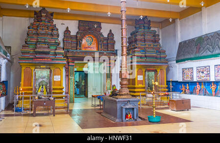 MUNNESWARAM, SRI LANKA - Novembre 25, 2016: i santuari nel tempio di Shiva di Munneswaram Kovil, il 25 novembre a Munneswaram. Foto Stock