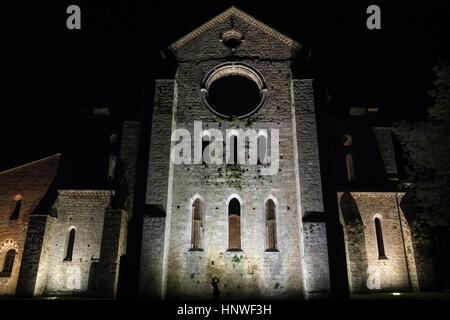 Distrutta chiesa in Toscana Borgo di San Galgano durante la notte Foto Stock