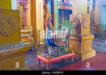 MUNNESWARAM, SRI LANKA - Novembre 25, 2016: la scultura di pavone (veicolo di Skanda) in Munneswaram Kovil, il 25 novembre a Munneswaram. Foto Stock