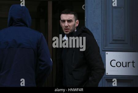 Eamon Bradley, 28, da Londonderry, chi viene accusato di terrorismo oneri legati alla Siria guerra civile, arrivando al city's Crown Court dove egli nega sei oneri, comprese per partecipare ad un campo di addestramento del terrorismo e di ricevere formazione per l'uso di una granata. Foto Stock