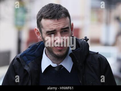 Eamon Bradley, 28, da Londonderry, chi viene accusato di terrorismo oneri legati alla Siria guerra civile, arrivando al city's Crown Court dove egli nega sei oneri, comprese per partecipare ad un campo di addestramento del terrorismo e di ricevere formazione per l'uso di una granata. Foto Stock